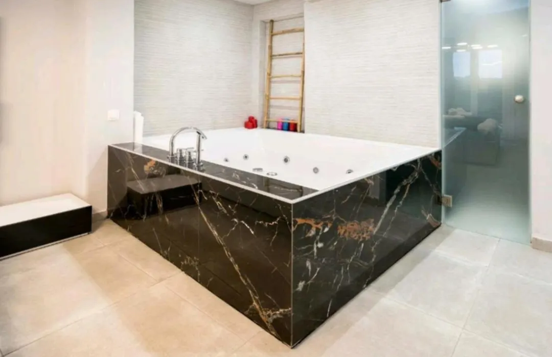 Romantic Jacuzzi Apartment-1