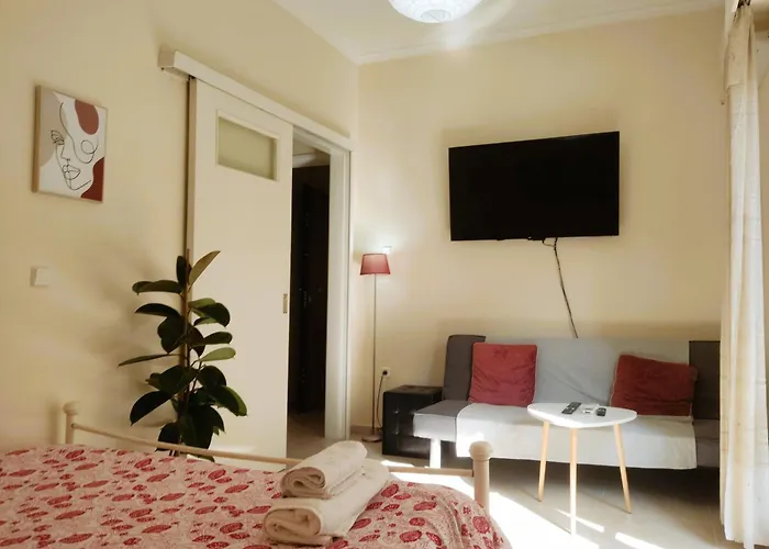 Next To Metro! Bright With Fully Equipped Kitchen